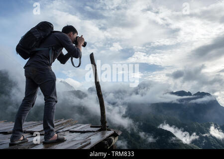 Junge Fotografen ein Foto anzeigen Landschaft Foggy Mountain auf Holz nehmen terrassenförmig angelegten Stockfoto