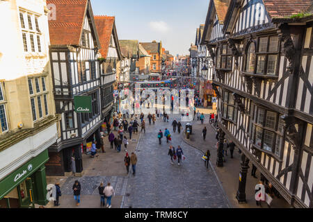 Chester, England - Eastgate Street Richtung Osten mit Weihnachtsschmuck, Herbst, Landschaft, am 16. November 2018 in Großbritannien. Stockfoto