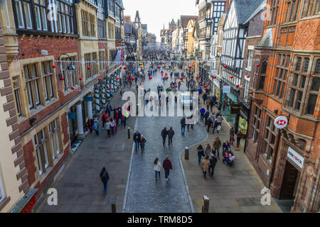 Chester, England - Eastgate Street nach Westen mit Weihnachtsschmuck, Herbst, Landschaft, am 16. November 2018 in Großbritannien. Stockfoto