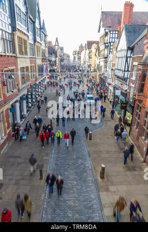 Chester, England - Eastgate Street Richtung Osten mit Weihnachtsschmuck, Herbst, Porträt, am 16. November 2018 in Großbritannien. Stockfoto