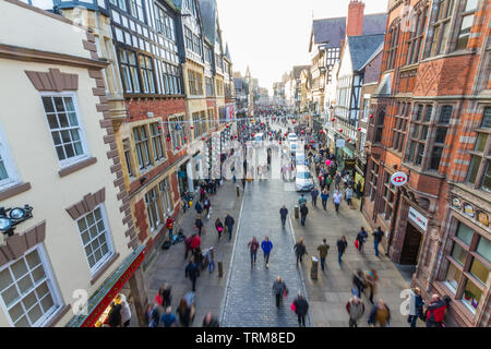 Chester, England - Eastgate Street nach Westen mit Weihnachtsschmuck, Herbst, Landschaft, Weitwinkel, am 16. November 2018 in Großbritannien. Stockfoto