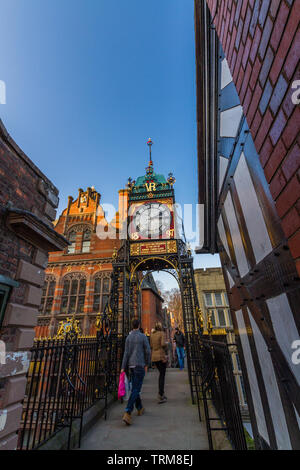 Chester, England - Eastgate, viktorianischen Clock in Chester, England, Porträt, gegen den blauen Himmel, Weitwinkel, Copyspace, Herbst, am 1. November Stockfoto