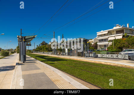 Athen, Griechenland - Glyfada Strand, Straßenbahn-Haltestelle am 26. Oktober 2018 in Griechenland. Stockfoto