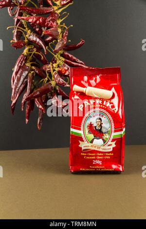 Illustrative editorial Chili-Trade ungarischen Süße geräucherter Paprika, Pfeffer im Hintergrund - Bournemouth, Großbritannien - 30 November 2018 Stockfoto