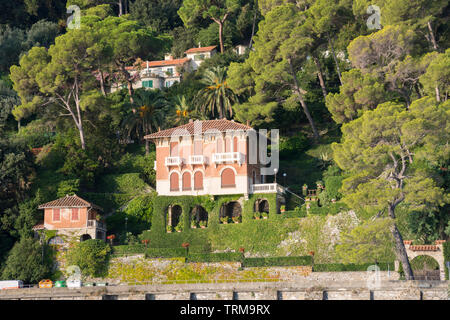 Landschaften, Häuser und Villen, die während einer Bootsfahrt an der Küste von Portofino in Genua in Italien gesehen Stockfoto