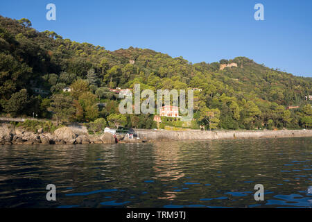 Landschaften, Häuser und Villen, die während einer Bootsfahrt an der Küste von Portofino in Genua in Italien gesehen Stockfoto