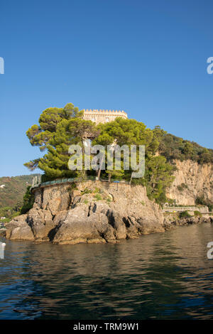 Landschaften, Häuser und Villen, die während einer Bootsfahrt an der Küste von Portofino in Genua in Italien gesehen Stockfoto
