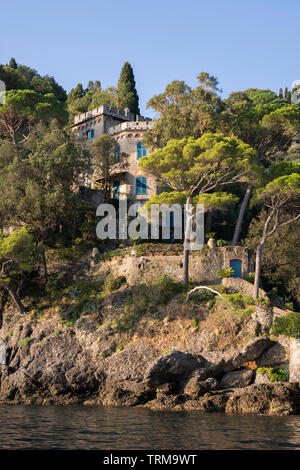 Landschaften, Häuser und Villen, die während einer Bootsfahrt an der Küste von Portofino in Genua in Italien gesehen Stockfoto
