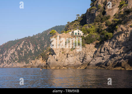 Landschaften, Häuser und Villen, die während einer Bootsfahrt an der Küste von Portofino in Genua in Italien gesehen Stockfoto