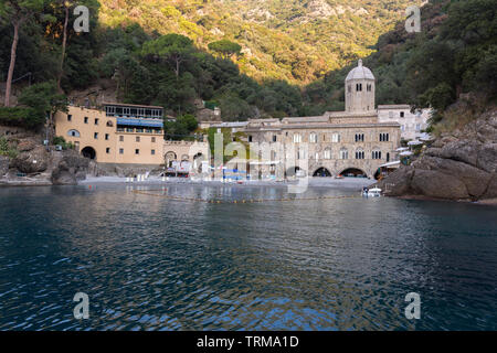 Landschaften, Häuser und Villen, die während einer Bootsfahrt an der Küste von Portofino in Genua in Italien gesehen Stockfoto