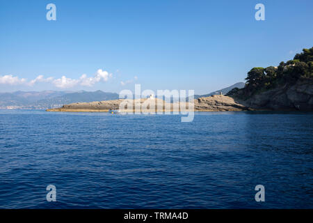 Landschaften, Häuser und Villen, die während einer Bootsfahrt an der Küste von Portofino in Genua in Italien gesehen Stockfoto