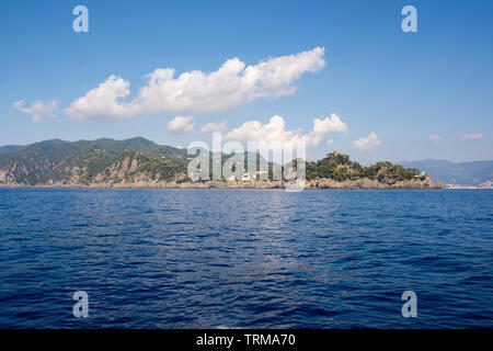 Landschaften, Häuser und Villen, die während einer Bootsfahrt an der Küste von Portofino in Genua in Italien gesehen Stockfoto