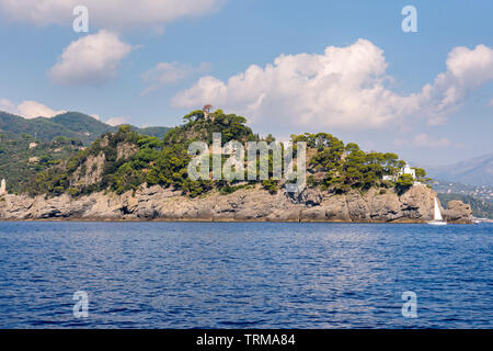 Landschaften, Häuser und Villen, die während einer Bootsfahrt an der Küste von Portofino in Genua in Italien gesehen Stockfoto