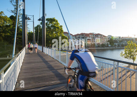 Ein Mann Zyklen über die Hängebrücke über Claisebrook Cove, East Perth, Western Australia. Stockfoto