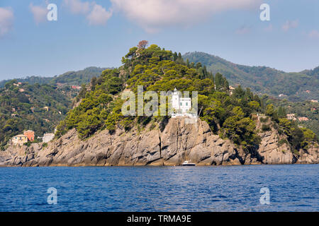 Landschaften, Häuser und Villen, die während einer Bootsfahrt an der Küste von Portofino in Genua in Italien gesehen Stockfoto