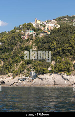 Landschaften, Häuser und Villen, die während einer Bootsfahrt an der Küste von Portofino in Genua in Italien gesehen Stockfoto