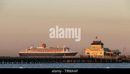 Melbourne Australien Szenen; Kreuzfahrtschiff Queen Mary 2 dampft am St Kilda Pier vorbei. Stockfoto