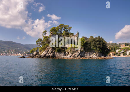 Landschaften, Häuser und Villen, die während einer Bootsfahrt an der Küste von Portofino in Genua in Italien gesehen Stockfoto