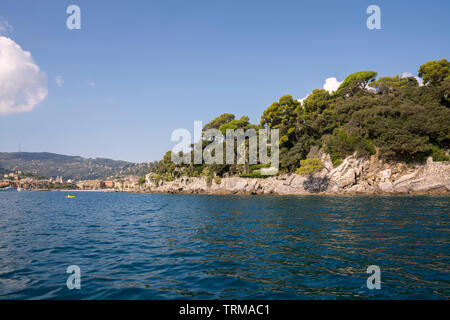Landschaften, Häuser und Villen, die während einer Bootsfahrt an der Küste von Portofino in Genua in Italien gesehen Stockfoto
