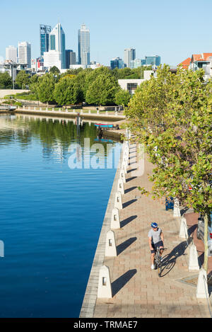 Ein Mann Zyklen entlang der Böschung an Claisebrook Cove, East Perth, Western Australia. Stockfoto