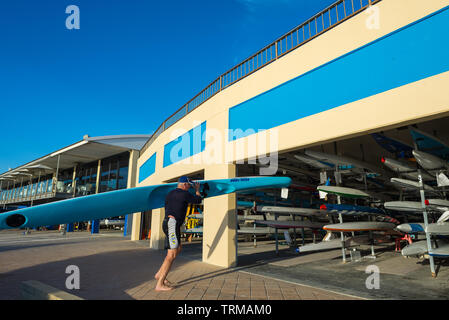 Ein Mann kehrt in den Norden Cottesloe Surf Lifesaving Club. Stockfoto