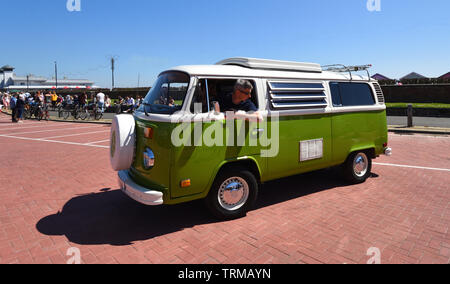 : Classic Grün & Weiß Volkswagen Wohnmobil geparkt werden Stockfoto