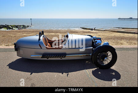 Classic Silver Morgan 3 fahrbare Autos geparkt auf Strandpromenade. Stockfoto