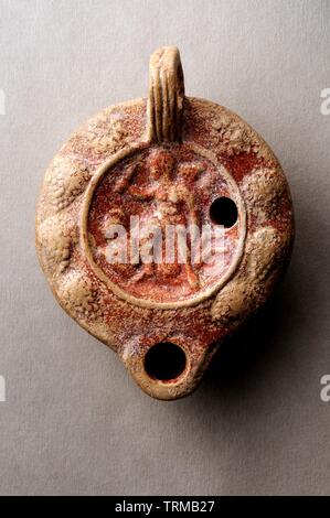 Disc öl-Lampe mit Gladiatoren kämpfen, Szene und weintraube eingerichtet. 10 cm x 7,8 cms (2. - 3. CE)-Römischen Periode, von der archaeologica Stockfoto