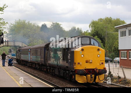 Klasse 37 37716 fährt Brundall Bahnhof in Norfolk, 11. Mai 2019 Stockfoto