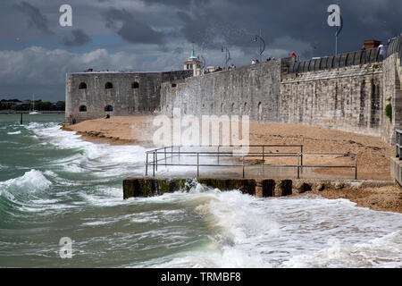 Dramatische Wetter in Portsmouth. Wellen, die sich mit einer sehr dramatischen Himmel im Hintergrund hinter der Runde Turm Stockfoto