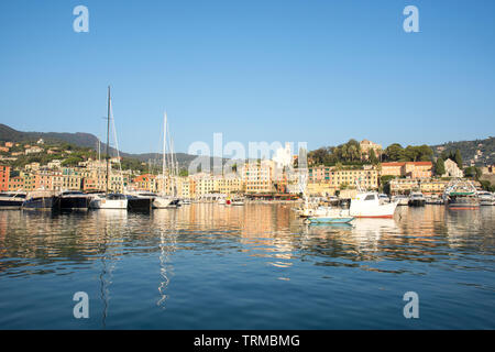 Landschaften, Häuser und Villen, die während einer Bootsfahrt an der Küste von Portofino in Genua in Italien gesehen Stockfoto