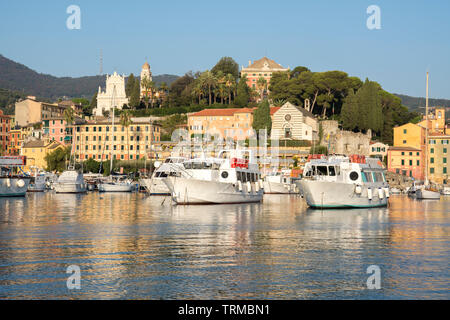 Landschaften, Häuser und Villen, die während einer Bootsfahrt an der Küste von Portofino in Genua in Italien gesehen Stockfoto