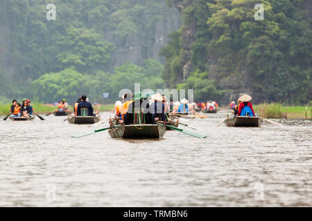 NINH BINH, VIETNAM - Februar 2019; Touristen in Ruderboote In der Tam Coc Stockfoto