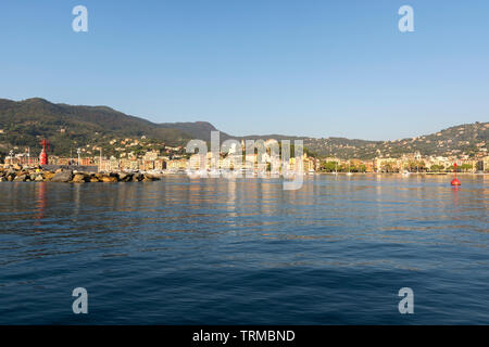Landschaften, Häuser und Villen, die während einer Bootsfahrt an der Küste von Portofino in Genua in Italien gesehen Stockfoto