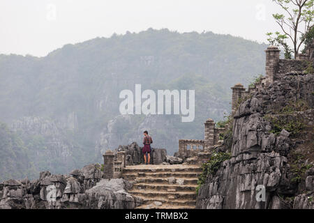 NINH BINH, VIETNAM - Februar 2019; die Treppe von Mua Höhle Sicht Stockfoto