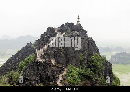 NINH BINH, VIETNAM - Februar 2019; Touristen an den Mua Höhle Sicht Stockfoto