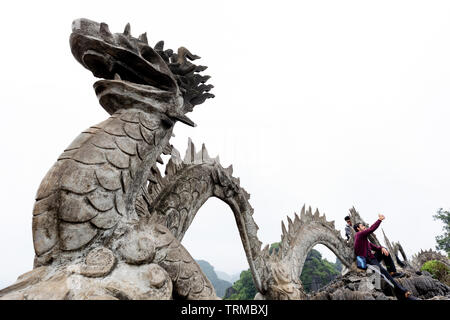 NINH BINH, VIETNAM - Februar 2019; der Drache im Mua Höhle Sicht Stockfoto