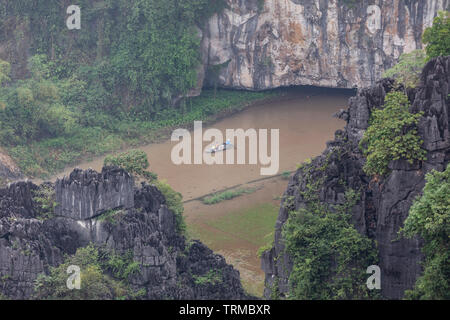 NINH BINH, VIETNAM - Februar 2019; Touristen in Ruderboote In der Tam Coc Stockfoto