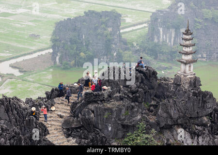 NINH BINH, VIETNAM - Februar 2019; Touristen an den Mua Höhle Sicht Stockfoto