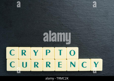 Cryptocurrency text aus buchstabensteine. Kopieren Bereich im oberen. Stockfoto