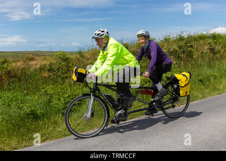 Senior Paar, ein Tandem Fahrrad, Valentia Island, County Kerry, Irland Stockfoto