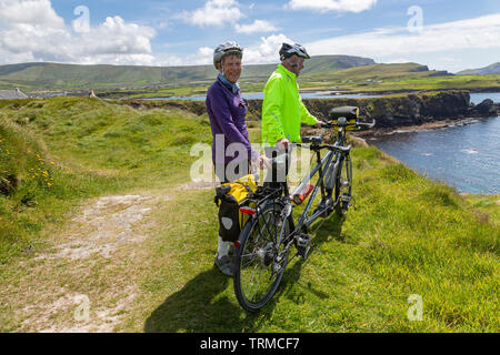 Senior Paar, ein Tandem Fahrrad, Valentia Island, County Kerry, Irland Stockfoto