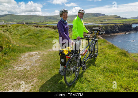Senior Paar, ein Tandem Fahrrad, Valentia Island, County Kerry, Irland Stockfoto