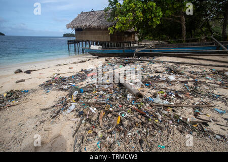 Kunststoff marine müll entleert auf den Strand in einem Tag in Manyaifun auf der sialnd von Batang Pele, West Waigeo, Raja Ampat, Indonesien. Stockfoto