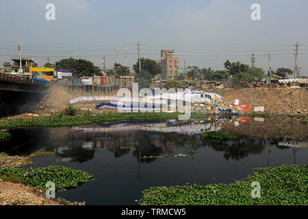 Kleidung gewaschen und auf der Bank der Buriganga in der Kamrangirchar Bereich in Dhaka getrocknet. Die meisten der Wäscheservice Besitzer in der Nähe der düsteren w Stockfoto