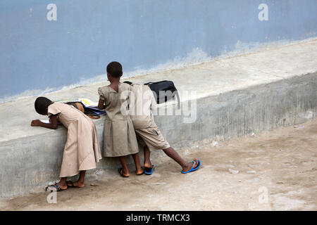 Faire ses devoirs. Abkommen von Lomé. Togo. Afrique de l'Ouest. Stockfoto