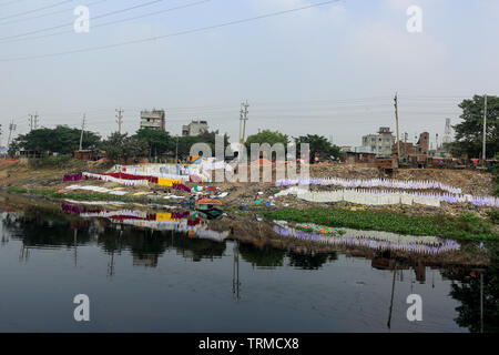 Kleidung gewaschen und auf der Bank der Buriganga in der Kamrangirchar Bereich in Dhaka getrocknet. Die meisten der Wäscheservice Besitzer in der Nähe der düsteren w Stockfoto