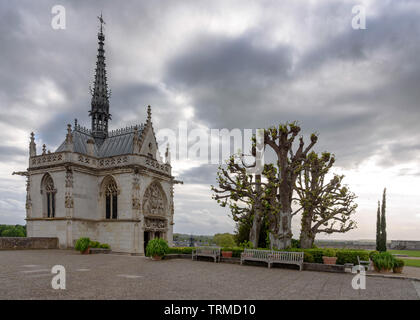 Die Kapelle von St. Hubert, in der Leonardo da Vinci's Grab, an einem bewölkten Frühling Stockfoto