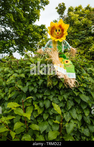 East Budleigh Scarecrow Festival der Hilfe der Heiligen Kirche.