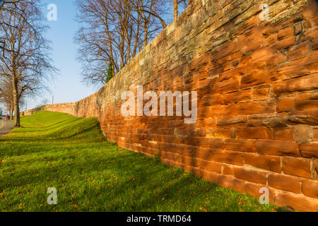 Herbst Herbst Sonnenlicht fällt auf Sandstein Chester Stadtmauer. Stockfoto